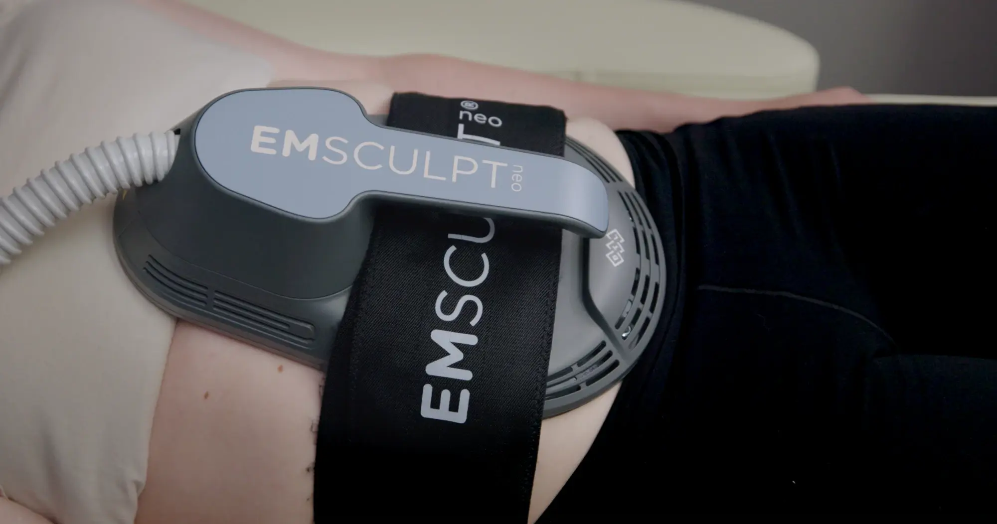 Close view of the EMSCULPT NEO applicator held in place by its belt
